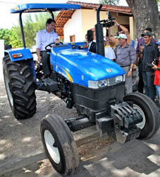 Cid Gomes entrega tratores